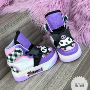 Par de tenis infantiles morados y blancos de Kuromi con luces LED, tira negra decorativa y detalles a cuadros, tallas 21 a 33